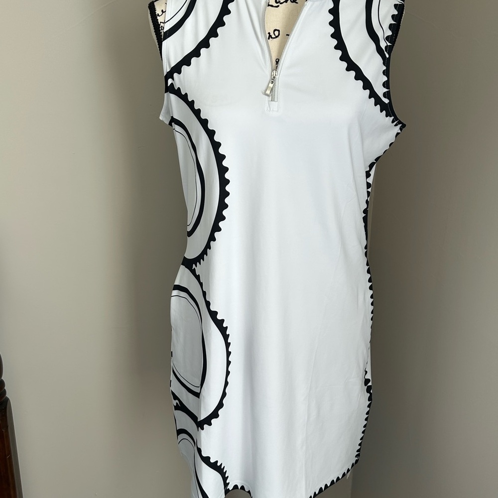 Sleeveless White and Black Patterned Golf Dress